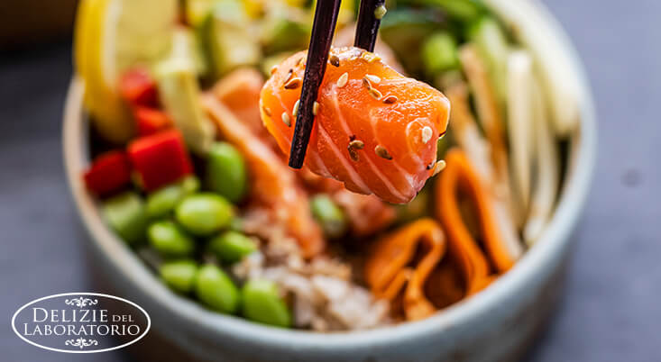 Poke Bowl Milano: un Pranzo Gustoso e Leggero Poke Bowl Milano - Poke con salmone in primo piano