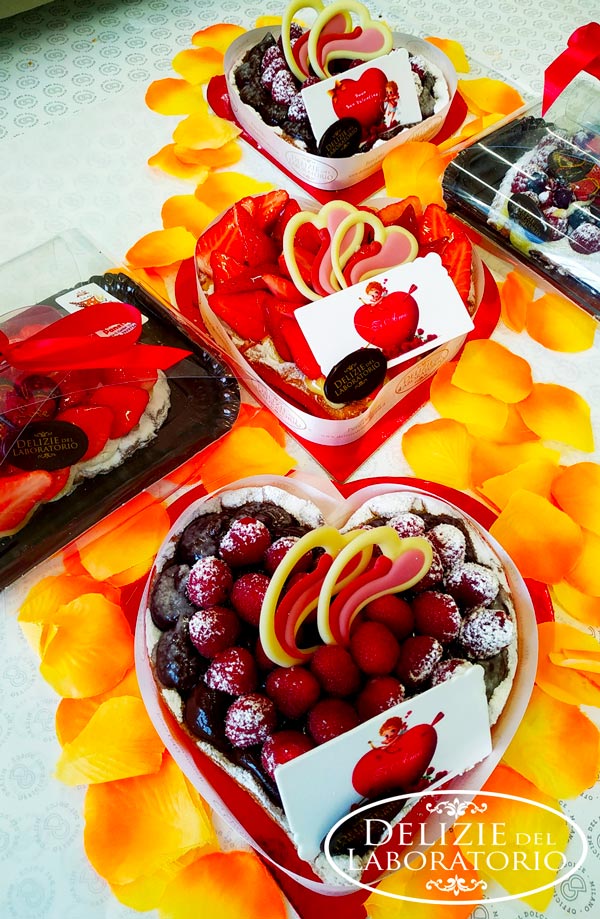 Torta a cuore artigianale: torte con frutti di bosco
