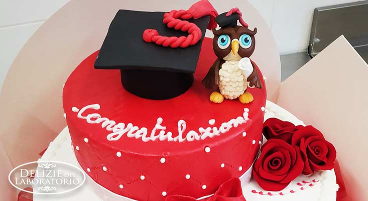 Torta artigianale in cake design per laurea di Chiara Milano Torta artigianale in cake design per laurea di Chiara Milano